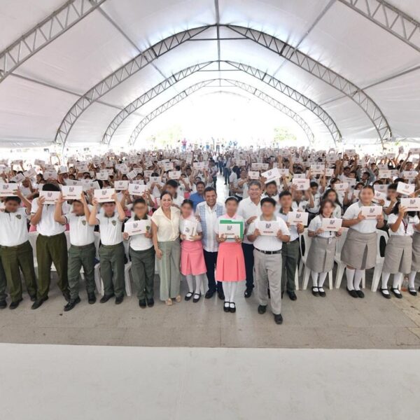 Arranca segunda etapa de Inclusión Digital; entrega Javier May más de 5,700 tabletas en Paraíso y Comalcalco