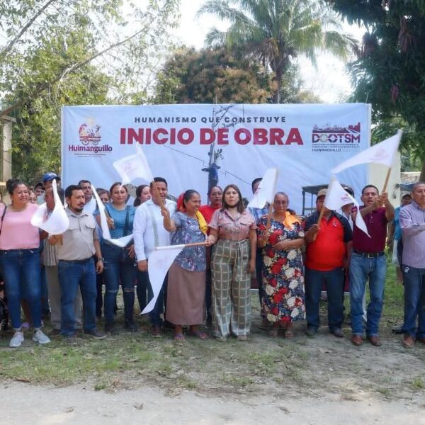Alcaldesa de Huimanguillo da banderazo a mantenimiento eléctrico en La Vencedora