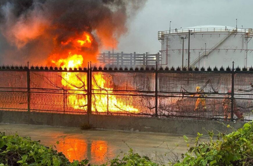 Sofoca Pemex incendio alrededor de barda perimetral de la Refinería Olmeca