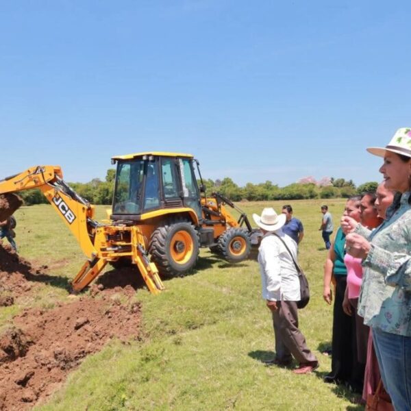 Acción histórica: Yolanda Osuna pone en marcha construcción de jagüeyes en los Aztlanes con maquinaria llevada a través del río Grijalva