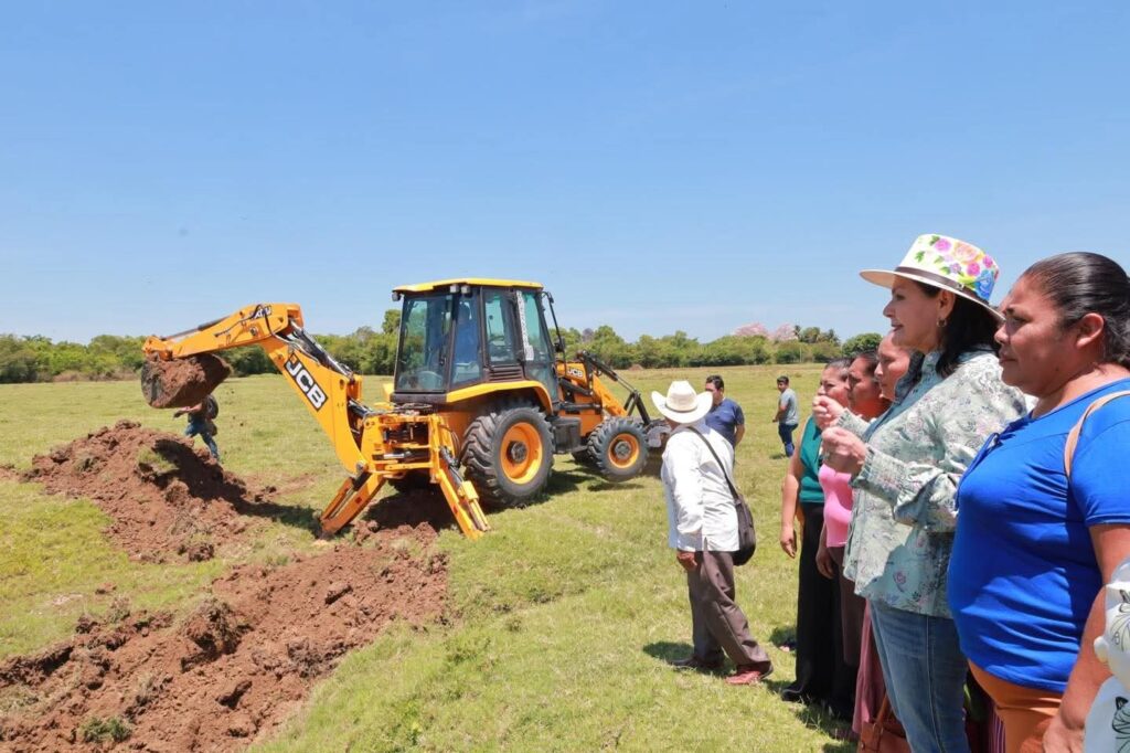 Acción histórica: Yolanda Osuna pone en marcha construcción de jagüeyes en los Aztlanes con maquinaria llevada a través del río&hellip;