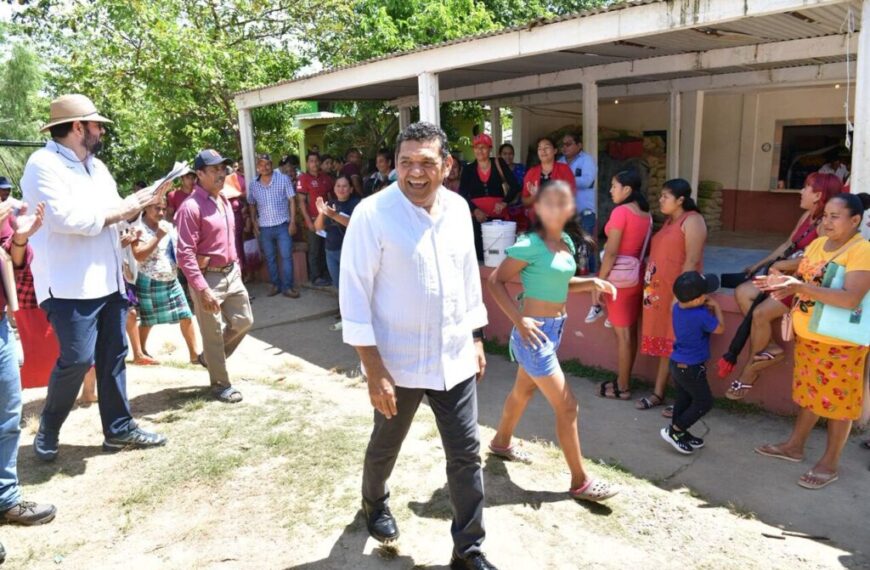 “No están solos”, afirma Javier May al supervisar construcción de viviendas tipo palafito
