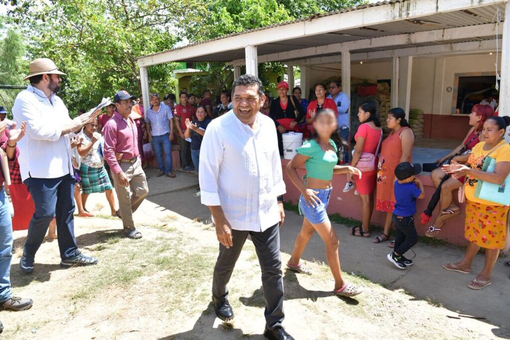 “No están solos”, afirma Javier May al supervisar construcción de viviendas tipo palafito