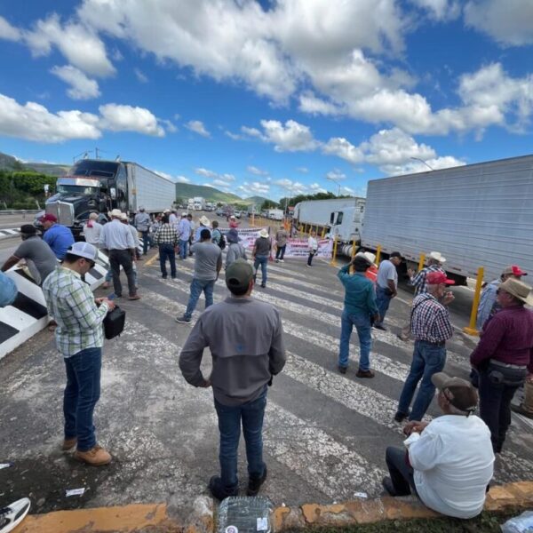 Productores agrícolas y transportistas bloquean carreteras en 13 estados para exigir apoyos al gobierno