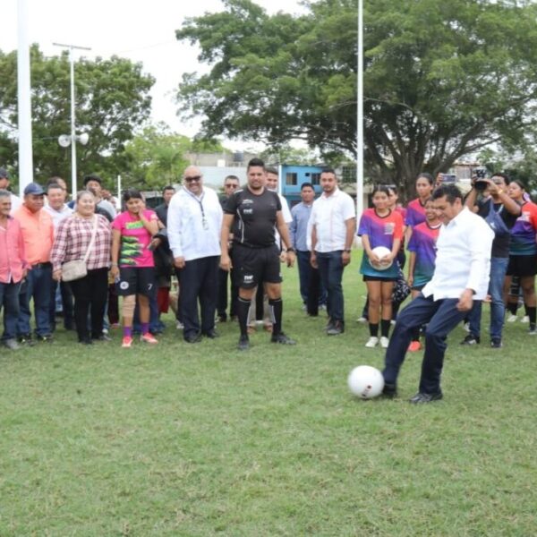 Crónica: Gobernador Javier May Rodríguez “dispara” a gol y recibe el símbolo de la paz