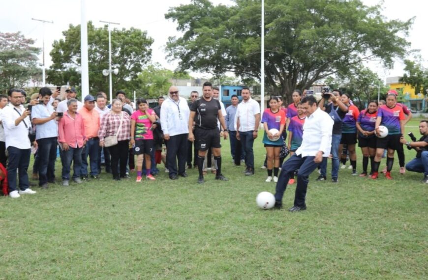 Crónica: Gobernador Javier May Rodríguez “dispara” a gol y recibe el símbolo de la paz