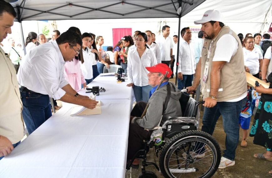 Javier May Rodríguez acerca apoyos y programas a comunidades de Jalapa con Jornadas en Territorio