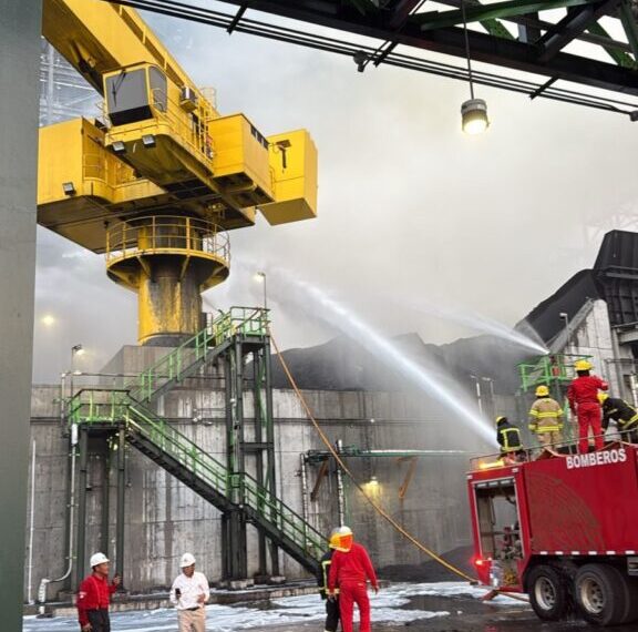 Sofocan incendio en la refinería Olmeca de Dos Bocas