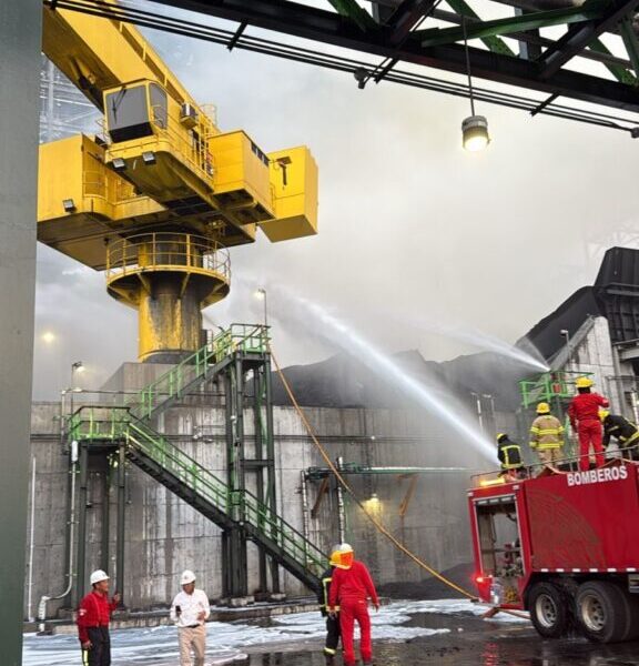 Sofocan incendio en la refinería Olmeca de Dos Bocas