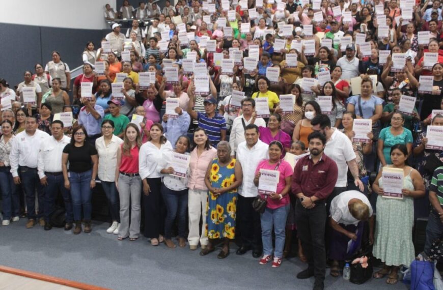 La alcaldesa Mari Luz sigue promoviendo los programas sociales en Huimanguillo