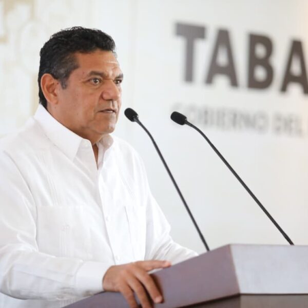 Destaca Javier May saldo blanco de Desfile de Carros Alegóricos