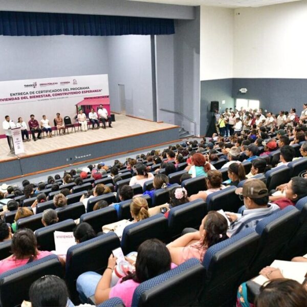 Entrega Javier May 485 certificados de “Viviendas para el Bienestar” a familias de Centro y Huimanguillo