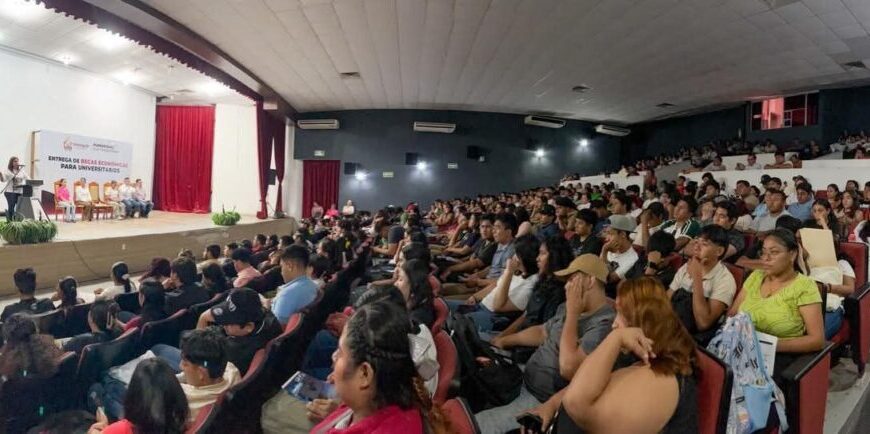 Entrega Mari Luz más de 400 becas universitarias a jóvenes de Huimanguillo