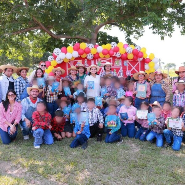 Convive Yolanda Osuna con alumnos de la ranchería Lázaro Cárdenas en Día del Niño