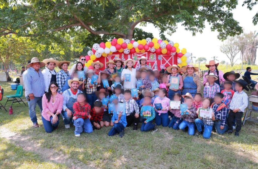 Convive Yolanda Osuna con alumnos de la ranchería Lázaro Cárdenas en Día del Niño