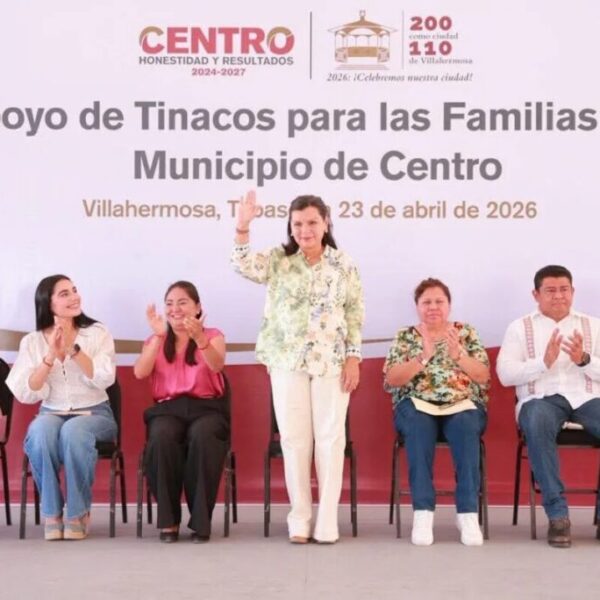 Entrega Yolanda Osuna tinacos a 300 familias