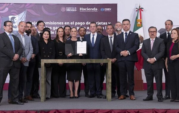Sheinbaum firma acuerdo para reducir comisiones en pagos de gasolina y diésel con tarjetas y vales
