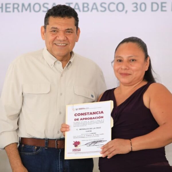 Javier May entrega constancias de Crédito Porcino a la Palabra y cayucos a pescadores