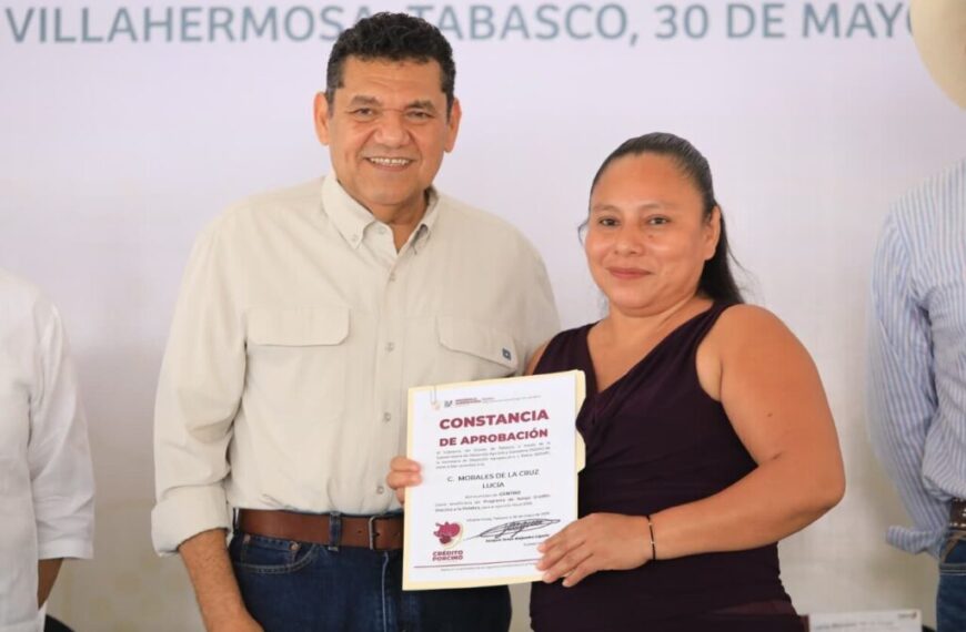 Javier May entrega constancias de Crédito Porcino a la Palabra y cayucos a pescadores