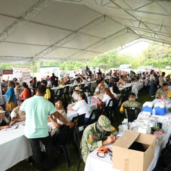 Entrega Yolanda Osuna pollitas ponedoras a 1,250 mujeres y lleva servicios de Centro +Cerca a Ra. Pajonal