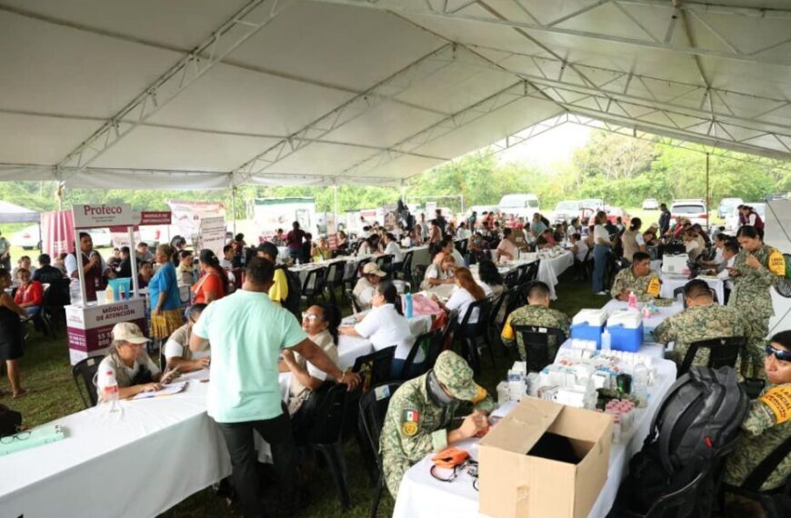 Entrega Yolanda Osuna pollitas ponedoras a 1,250 mujeres y lleva servicios de Centro +Cerca a Ra. Pajonal