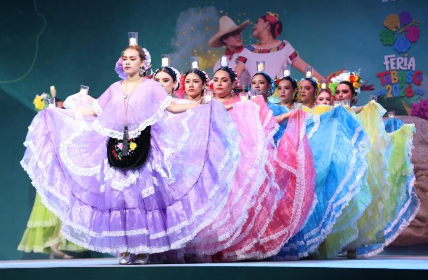 Disfruta Javier May, junto a cientos de familias, estampas presentadas por Balancán y Cárdenas en La Cultural