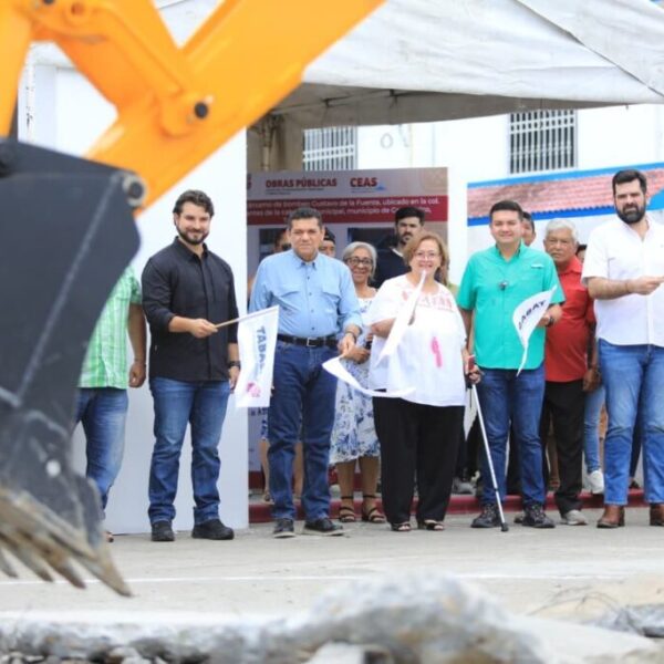 En Comalcalco Javier May entrega y pone en marcha obras de infraestructura caminera y rehabilitación de cárcamos