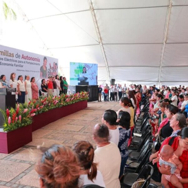 Fortalece Gobierno de Centro emprendimientos de 625 mujeres con entrega de molinos eléctricos