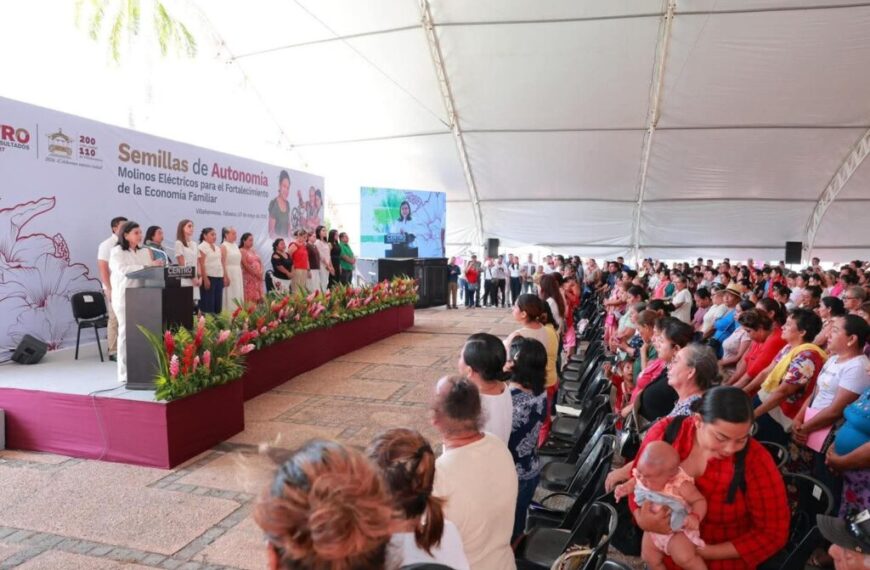 Fortalece Gobierno de Centro emprendimientos de 625 mujeres con entrega de molinos eléctricos