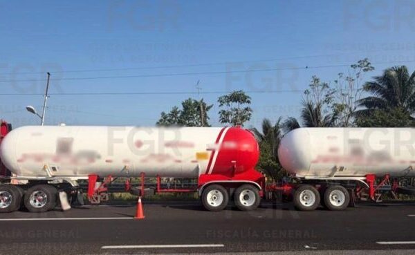 Aseguran tractocamión con más de 80 mil litros de hidrocarburo en Tabasco