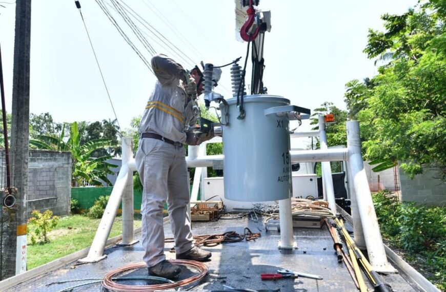 Gobierno del Pueblo y CFE fortalecen infraestructura eléctrica para garantizar el suministro de energía en el estado; brigadas atienden peticiones en Paraíso