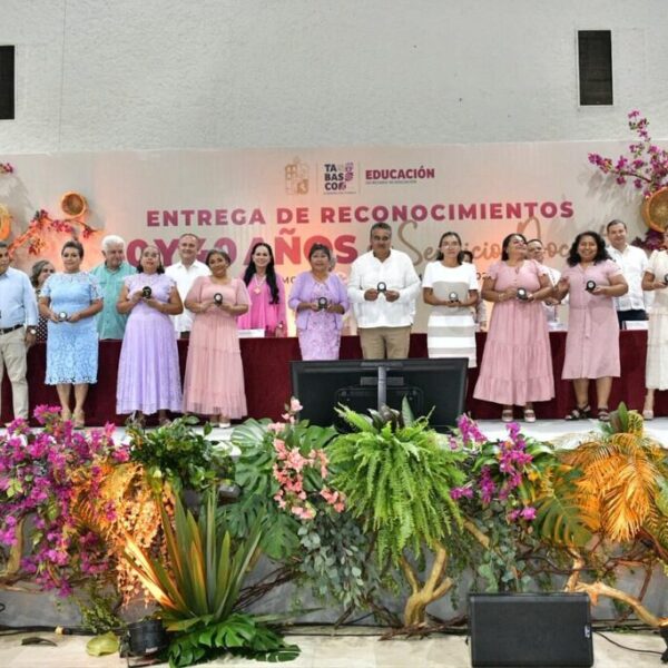Gobierno de Tabasco reconoce a 899 docentes por su trayectoria y vocación de servicio