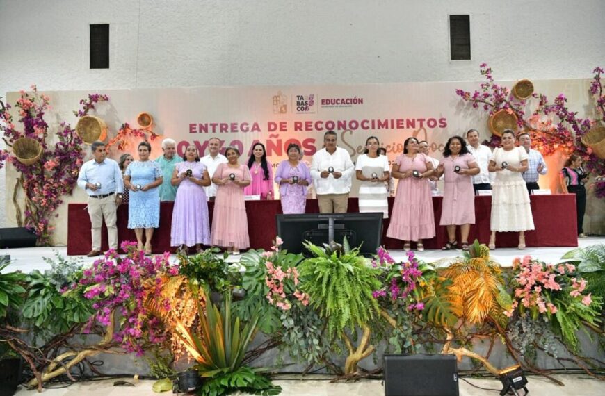 Gobierno de Tabasco reconoce a 899 docentes por su trayectoria y vocación de servicio