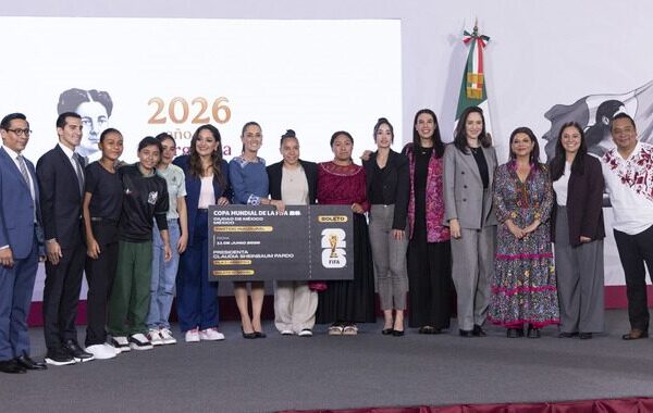 Entrega Claudia Sheibaum su boleto para el mundial 2026