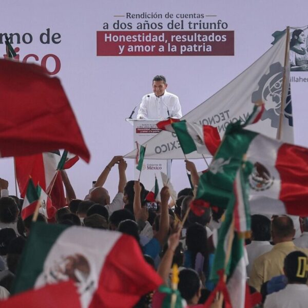 Crónica: Plaza de Armas se cubre de banderas tricolores para festejar el triunfo histórico de la transformación hace dos años