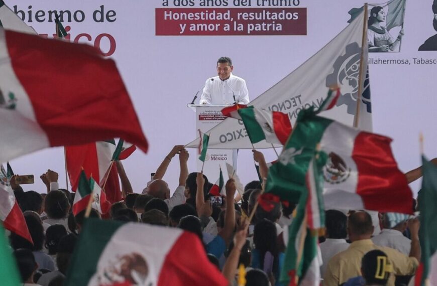 Crónica: Plaza de Armas se cubre de banderas tricolores para festejar el triunfo histórico de la transformación hace dos años