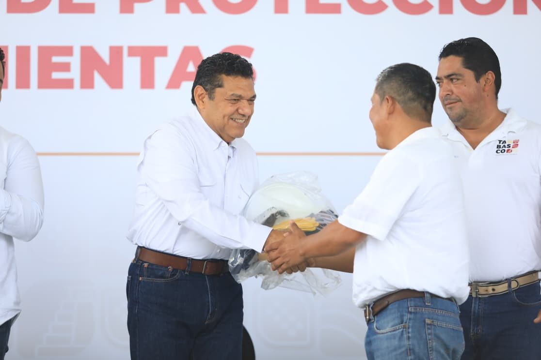Mejora gobierno condiciones laborales del personal de la CEAS; entregan equipo y herramientas a operativos