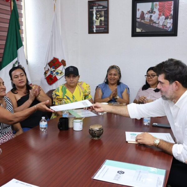 Mujeres de Centro y Jonuta reciben escrituras que dan seguridad jurídica al patrimonio familiar
