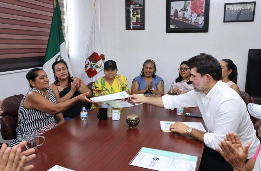 Mujeres de Centro y Jonuta reciben escrituras que dan seguridad jurídica al patrimonio familiar