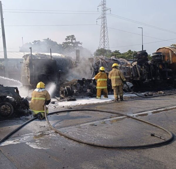 Sofocan en su totalidad incendio de pipa y no se reportan lesionados