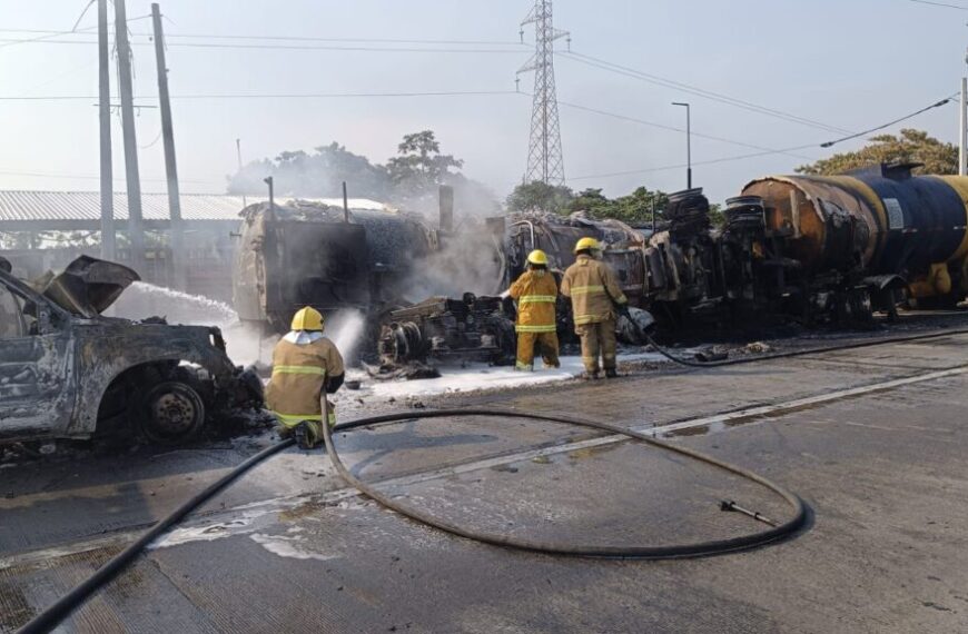 Sofocan en su totalidad incendio de pipa y no se reportan lesionados