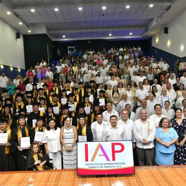 Exhorta Javier May a egresados del IAP a servir con respeto, ética y lealtad al pueblo de Tabasco