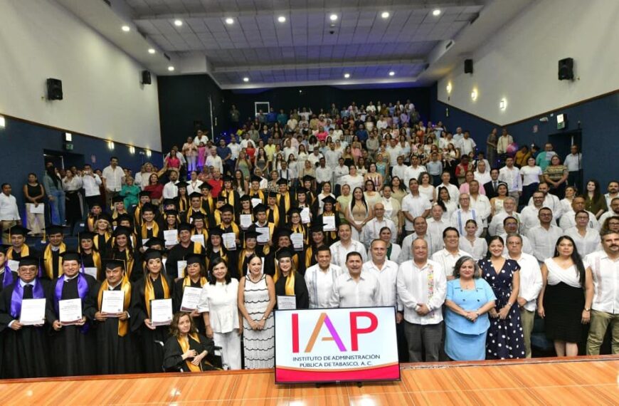 Exhorta Javier May a egresados del IAP a servir con respeto, ética y lealtad al pueblo de Tabasco