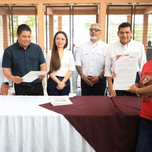 Atestigua el Gobernador Javier May, entrega de títulos en Jalpa de Méndez