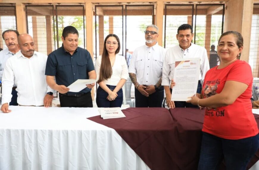 Atestigua el Gobernador Javier May, entrega de títulos en Jalpa de Méndez