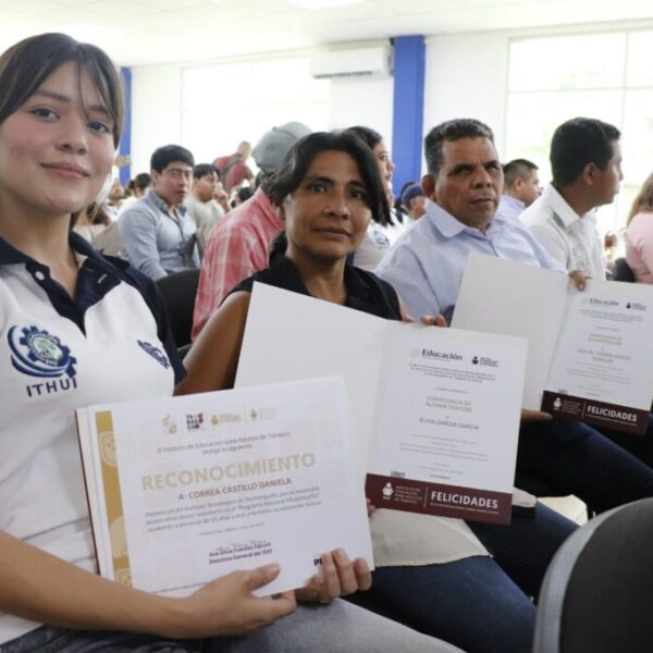 IEAT y Tecnológico de Huimanguillo fortalecen la educación para adultos; 25 personas concluyen su alfabetización y estudios básicos