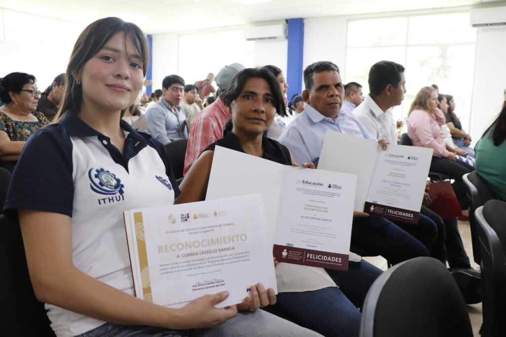 IEAT y Tecnológico de Huimanguillo fortalecen la educación para adultos; 25 personas concluyen su alfabetización y estudios básicos
