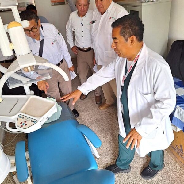Encabeza Raúl Ojeda entrega de equipamiento médico a Centro de Salud en Huimanguillo