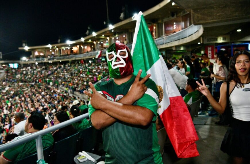 Afición tabasqueña “invade” el Centenario; familias celebran con alegría y orden segunda victoria del ‘Tri’