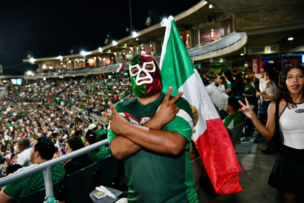 Afición tabasqueña “invade” el Centenario; familias celebran con alegría y orden segunda victoria del ‘Tri’